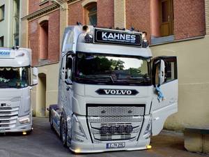 نمایشگاه کامیون فرج پور در ملکان