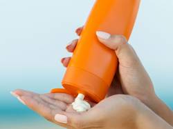 3 تا از مهمترین تفاوت کرم و اسپری ضد آفتاب (راهنمای خرید)