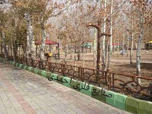 نرده بتونی نمای چوب و پایه چراغ