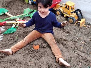 بازی با شن و ماسه ی تمییز در مهد کودک