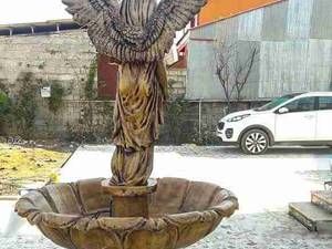 آبنمای فرشته عرب بالدار