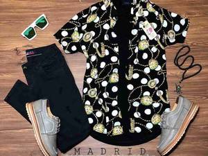 پیراهن هاوایی به همراه شلوار جین و کفش کتانی