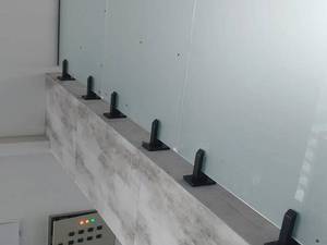 طراحی و ساخت حفاظ شیشه‌ای بالکن در کرج