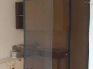 طراحی و نصب پارتیشن شیشه‌ای برنز در شیراز 