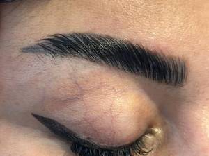 لیفت ابرو در آرایشگاه در بندانزلی