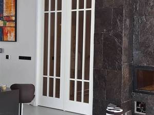 درب ورودی ساختمان چوبی جدید در غرب تهران