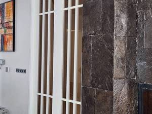 درب ورودی ساختمان چوبی جدید در غرب تهران