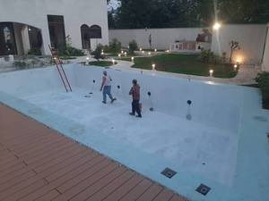 آب‌بندی استخر بتنی با عایق دو جزئی در رشت