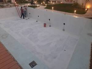 آب‌بندی استخر بتنی با عایق دو جزئی در رشت