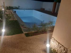 آب‌بندی استخر بتنی با عایق دو جزئی در رشت