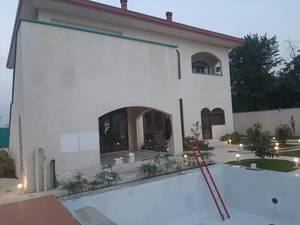 آب‌بندی استخر بتنی با عایق دو جزئی در رشت