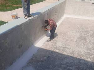 آب‌بندی استخر بتنی با عایق دو جزئی در رشت