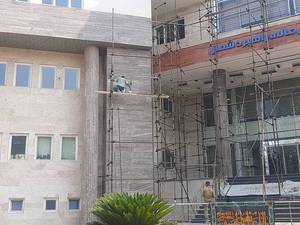 آب‌بندی نمای سنگ با عایق بیرنگ در رشت