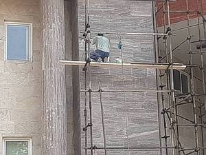 آب‌بندی نمای سنگ با عایق بیرنگ در رشت