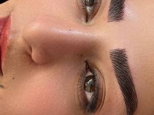 خدمات حرفه‌ای میکروبلیدینگ ابرو در قرچک