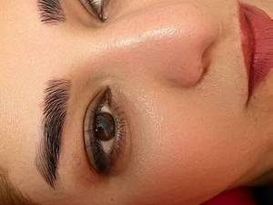 خدمات حرفه‌ای میکروبلیدینگ ابرو در قرچک