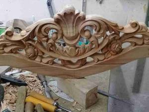 اجرای منبت و نقوش برجسته بر روی چوب