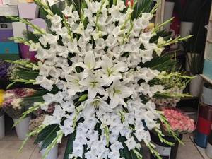 تاج گل طبیعی دو طبقه برای مراسم ختم در آمل