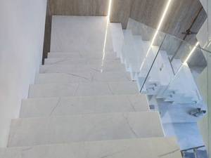 اجرای پله مدرن با سنگ اسلب مرمریت سفید نور