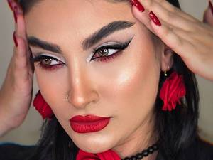 میکاپ حرفه ایی با متریال با کیفیت اشرفی اصفهانی 