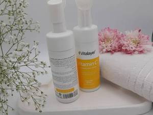 فوم شست‌وشوی صورت ویتالیر مدل VITAMIN C مناسب انواع پوست