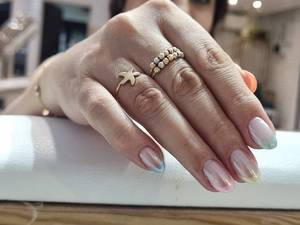 کاشت ناخن حرفه‌ای با بهترین متریال در اشرفی اصفهانی 