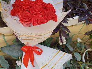 خرید و قیمت دسته گل 12 شاخه با تزیین تور برفی