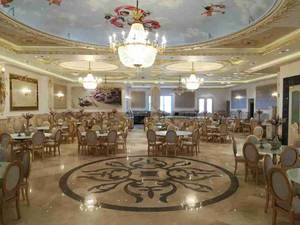 محیطی بزرگ و مجلل برای پذیرایی از میهمانان