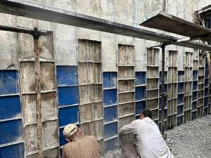 اجرای قالب‌بندی دیوار برشی اسکلت بتنی