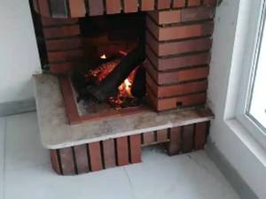 شومینه هیزمی ترکیبی سنگ و آجر با طراحی کلاسیک