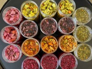 ترشی های خانگی در تی گیلانه