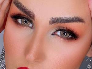 آموزش  و اجرای میکاپ هالیوودی در آموزشگاه سالن زیبایی خانم گل